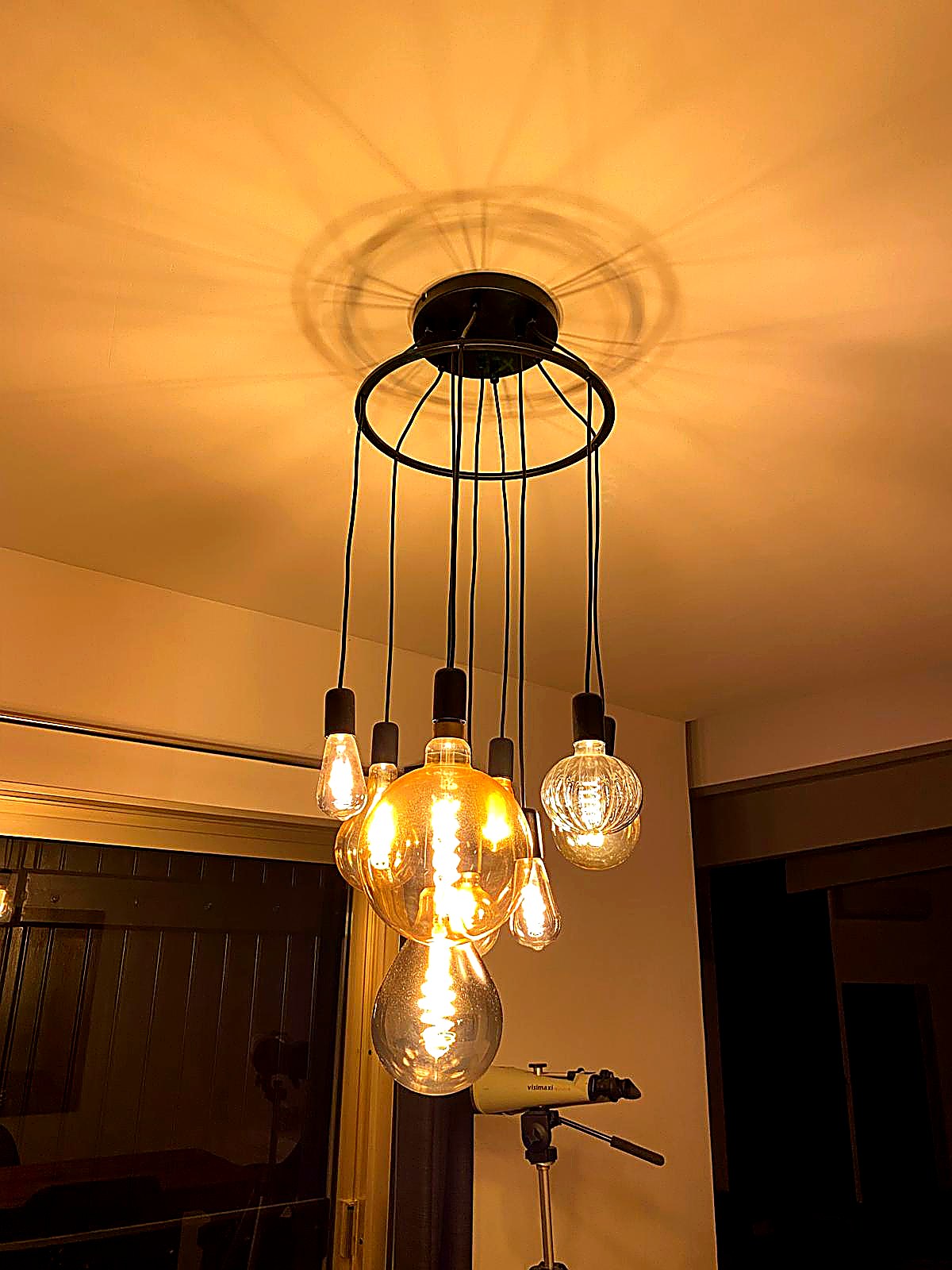 Suspension luminaire à ampoules apparentes installée par Harmonie Électricien