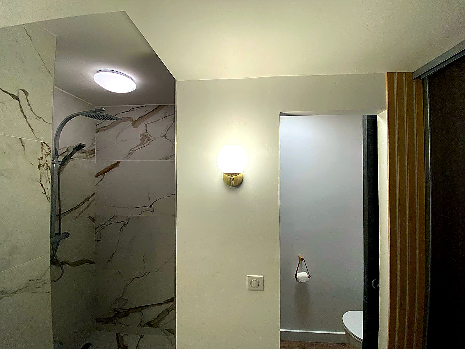 Finitions haut de gamme dans une salle de bain en marbre