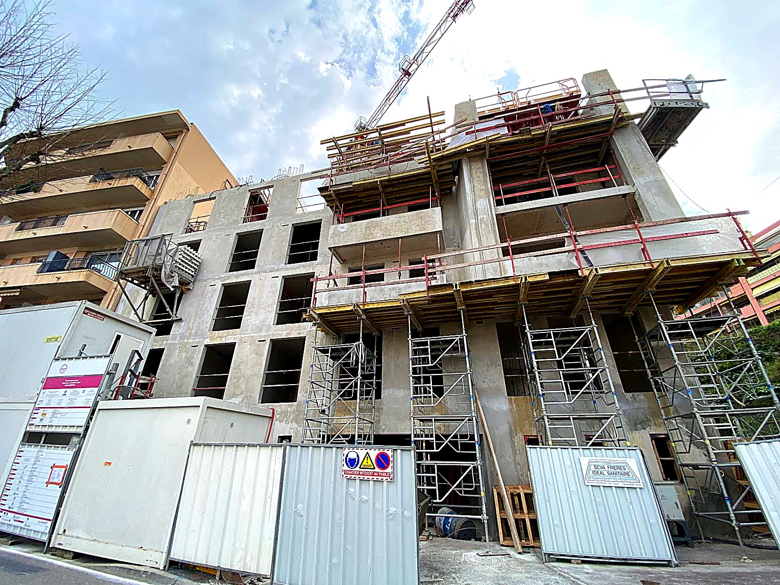 Immeuble professionnel en construction avec échafaudage