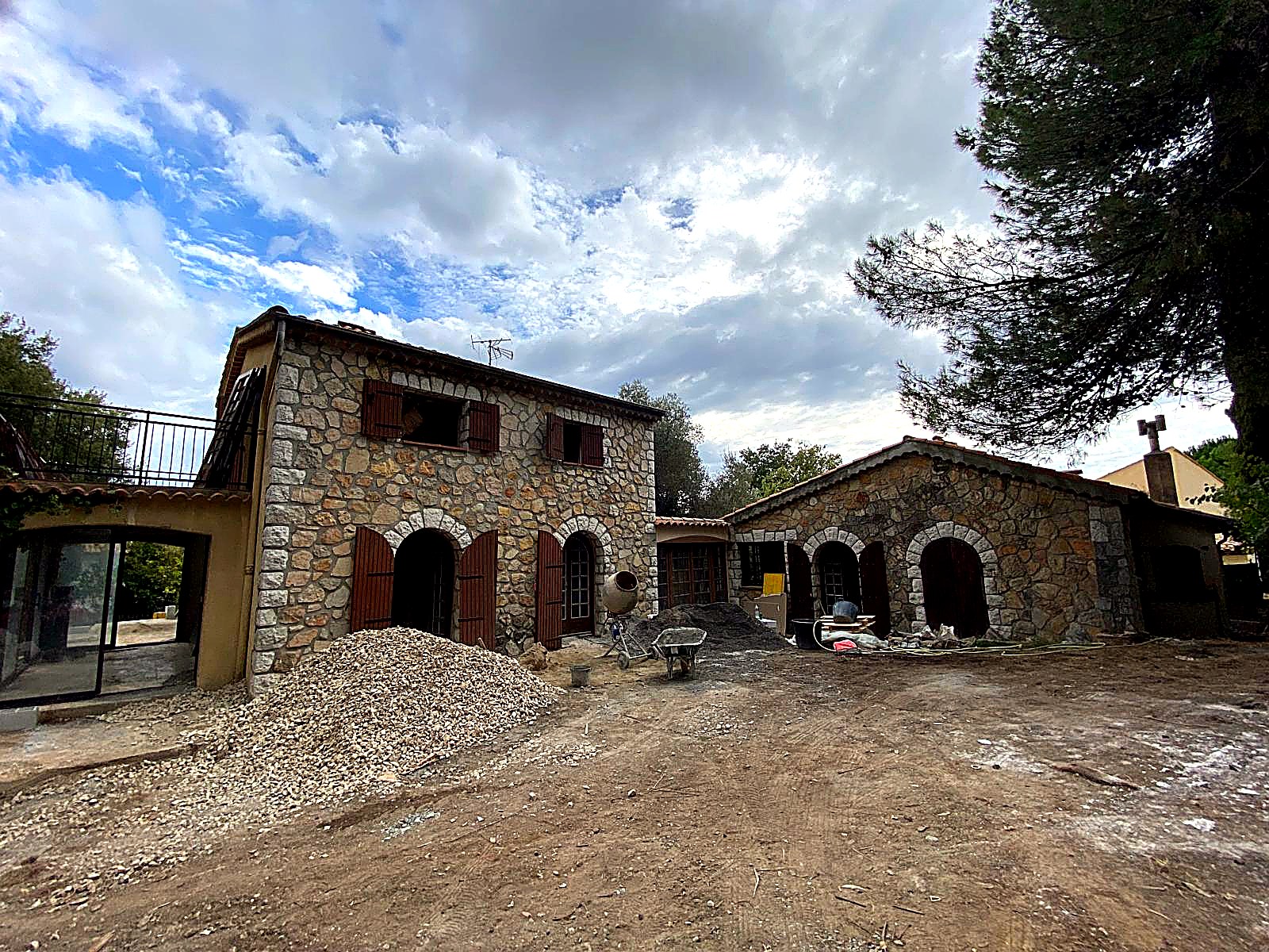 Villa en pierre en cours de rénovation pour un promoteur immobilier