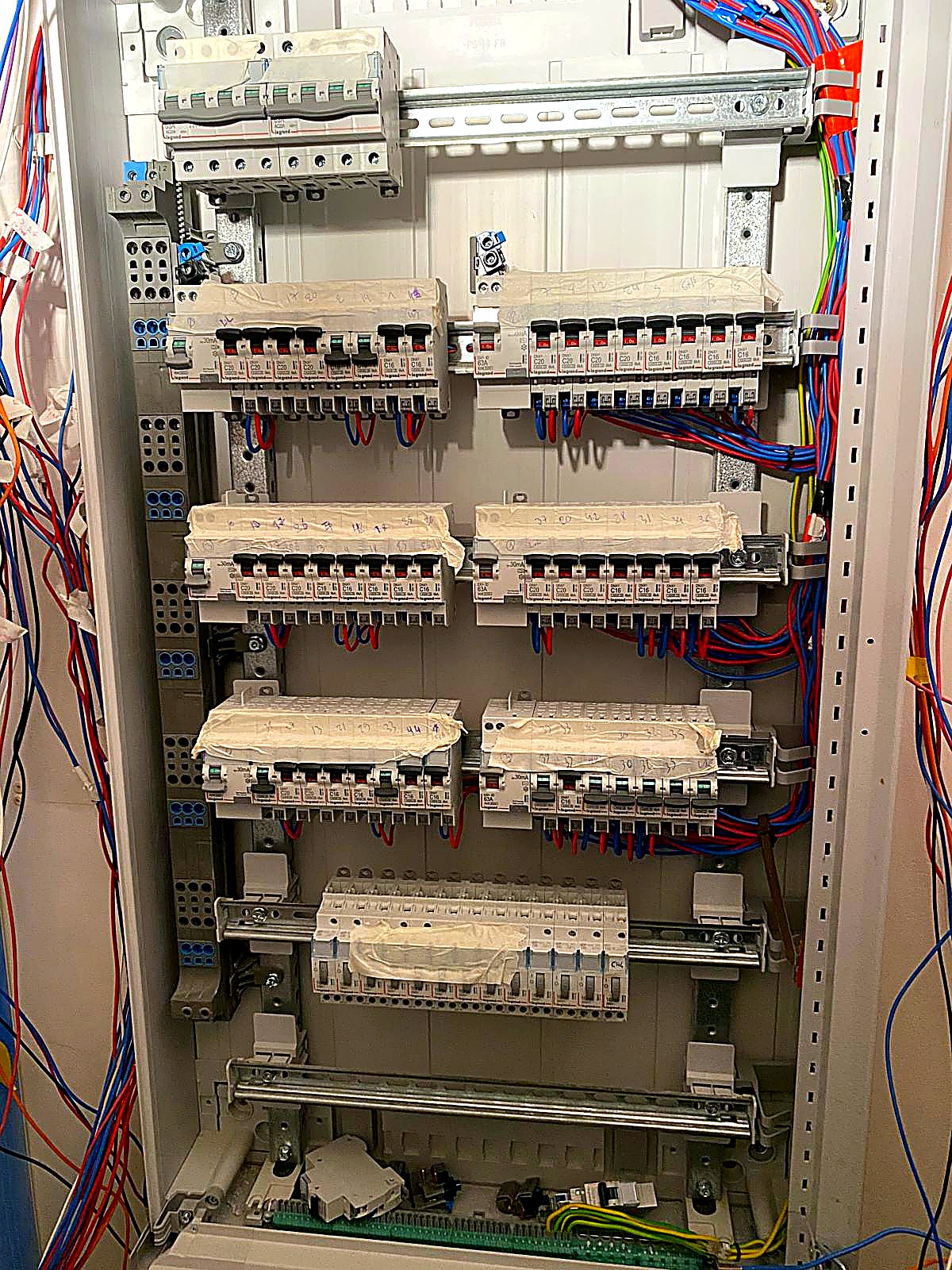 Tableau électrique remis aux normes par Harmonie Électricien